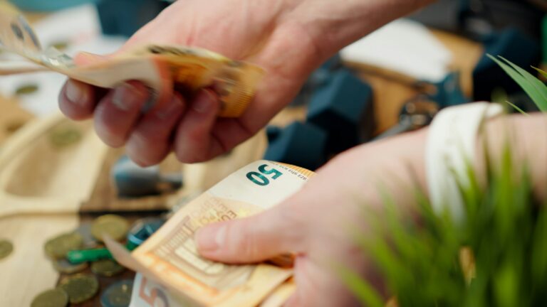 Faut-il déclarer tous les dons à partir de 2026 ? Démêler le vrai du faux