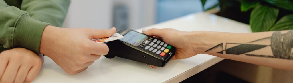 Les banques en ligne sont moins chères en 2026 : une réalité… sous conditions