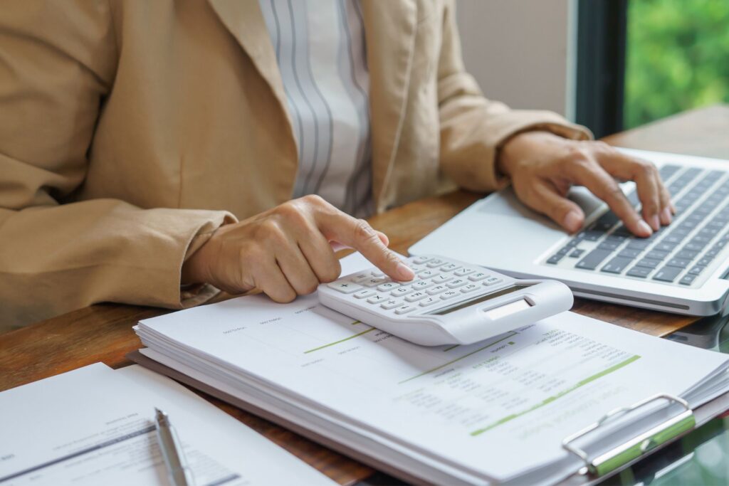 Stratégie d&rsquo;épargne : faut-il adapter ses placements si la baisse des taux s&rsquo;interrompt ?